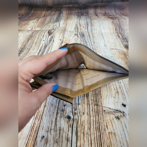 MICHAEL KORS CARRYALL CARD - Picture 8 of 11